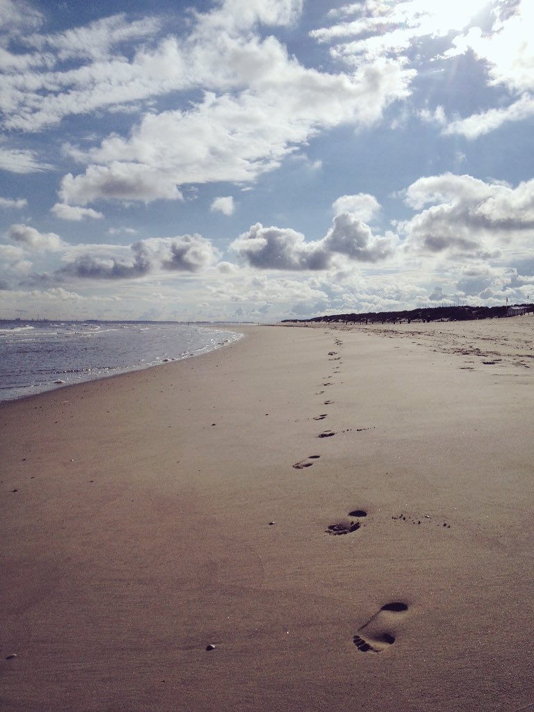 Barefoot running op t strand in Zeeland
