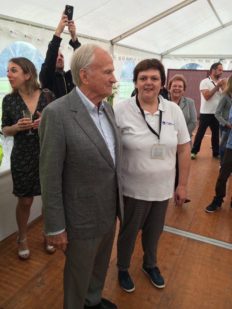 #bikecoeur arrivée jour 3 à Belbeuf. Nathalie Follin avec Claude Bebear pour les 25ans d' #axaatoutcoeur