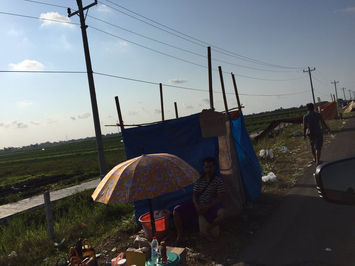 ganjarpranowo's tweet photo. Ini toilet di pintu keluar tol brebes https://t.co/K7JhealhcM