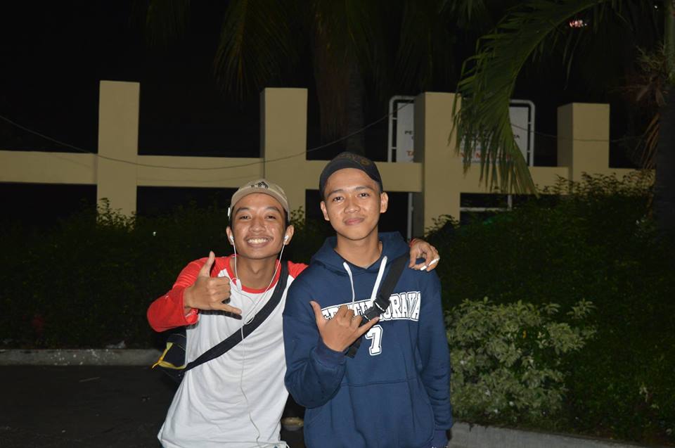 senyum terpaksa karna hanya ingin dilihat bahagia oleh orang lain.