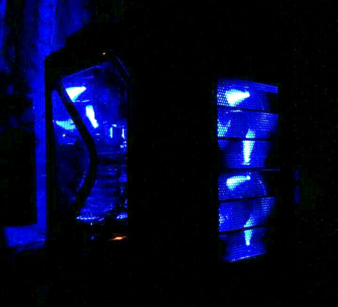 NATTO25252's tweet photo. 自作パソコンセット売ります
3つ目の画像に追加で
グラボ→GTX960
HDD→500GB＋外付けHDD2TB
他にRazer製品のマウス、マウスパッド、ヘッドセット＋Owltech青軸キーボードをつけて売ります。詳細DM https://t.co/p56Mm9hat4
