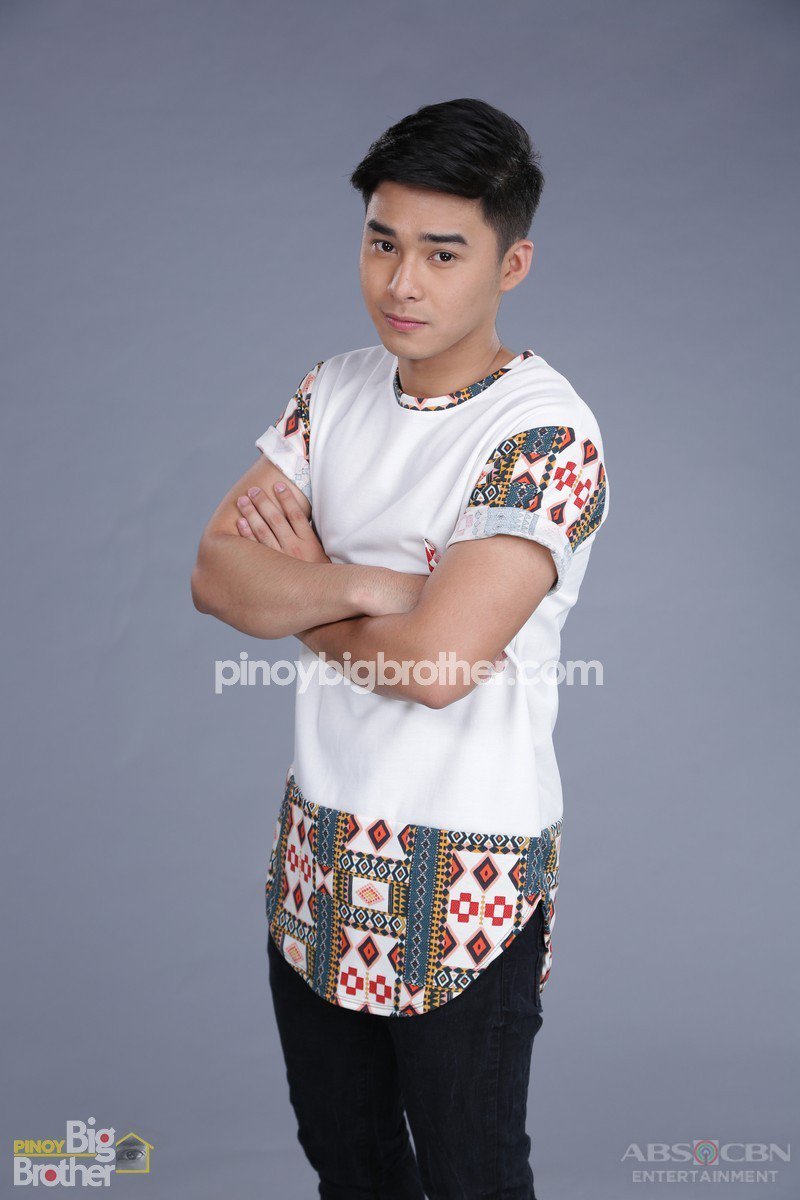 KapamilyaV's tweet photo. All out support for McCoy!

#PBBLuckyReveal https://t.co/aHkNjsiemB