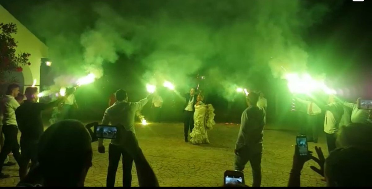 ereuntriste's tweet photo. Dicen que en mi boda estaban Locos de la Cabeza. https://t.co/W6uaVqMXXc