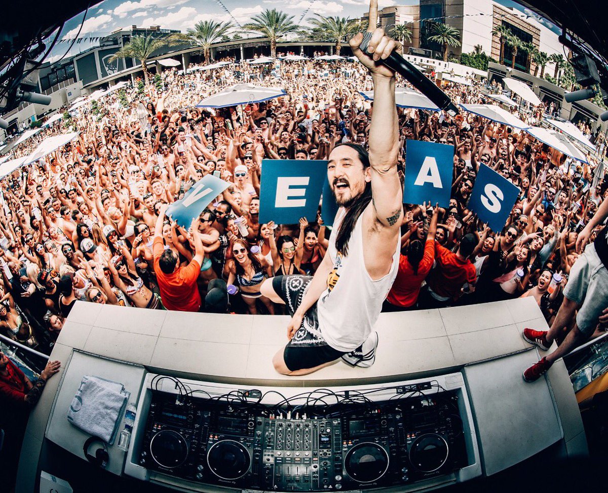 Sometimes u gotta stop everything and take a 📸. Las Vegas turnt up! #4thofjuly #aokisplayhouse https://t.co/puxnjo25kf