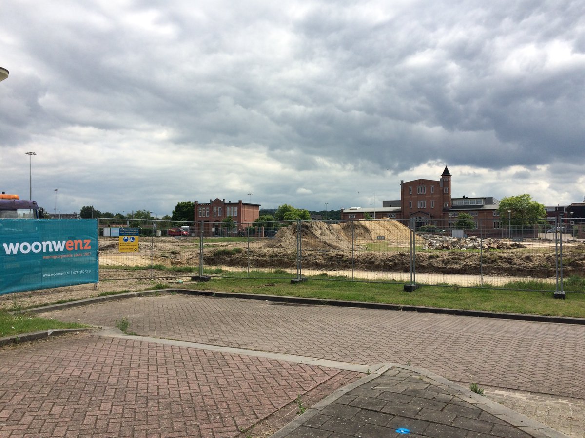 Grondwerkzaamheden gestart 38 #huurwoningen aan de Kerkhofweg in #Venlo-Zuid. @JaJoBouwZuid bouwt 10 koopwoningen.