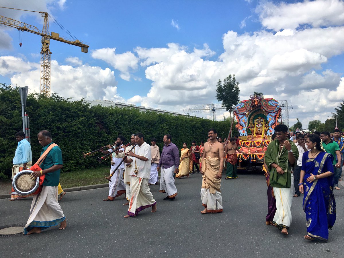 Andreas_Wegener's tweet photo. #Tempelfest der #Hindus in #Hamm geht weiter: Gläubige ziehen jetzt zur Waschung zum Kanal. #Indien #Religion https://t.co/818ewgAZ7u