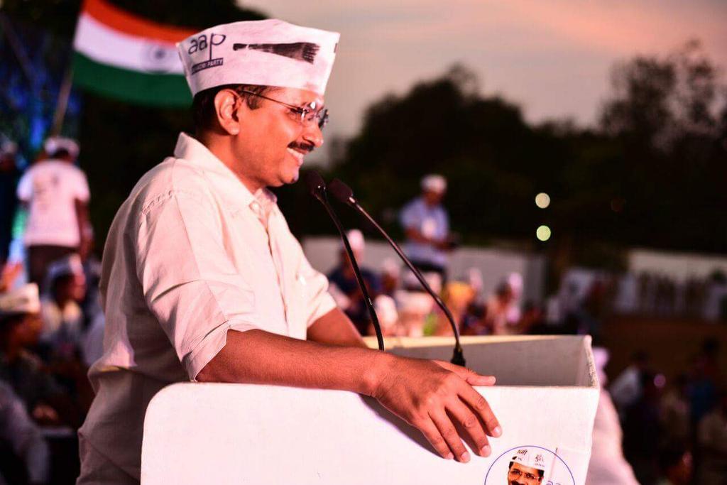 janatakacm's tweet image. बस इसी स्मार्टनेस से लोग @ArvindKejriwal के दिवाने हॆ। बस इसी मुस्कान से जलते मोदी।
#DartaModi 
 @aartic02