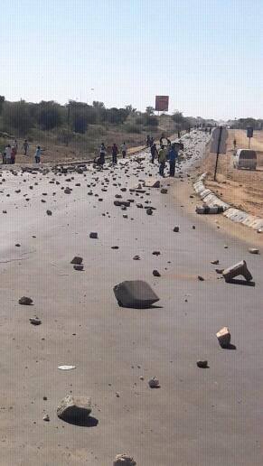 MutubukiGilbert's tweet photo. vanhu vakajamuka Mugabe has failed @LeninChisaira @LanceGuma @ProfJNMoyo @jmawarire1 @obey8606 https://t.co/9h8LRLi3fx