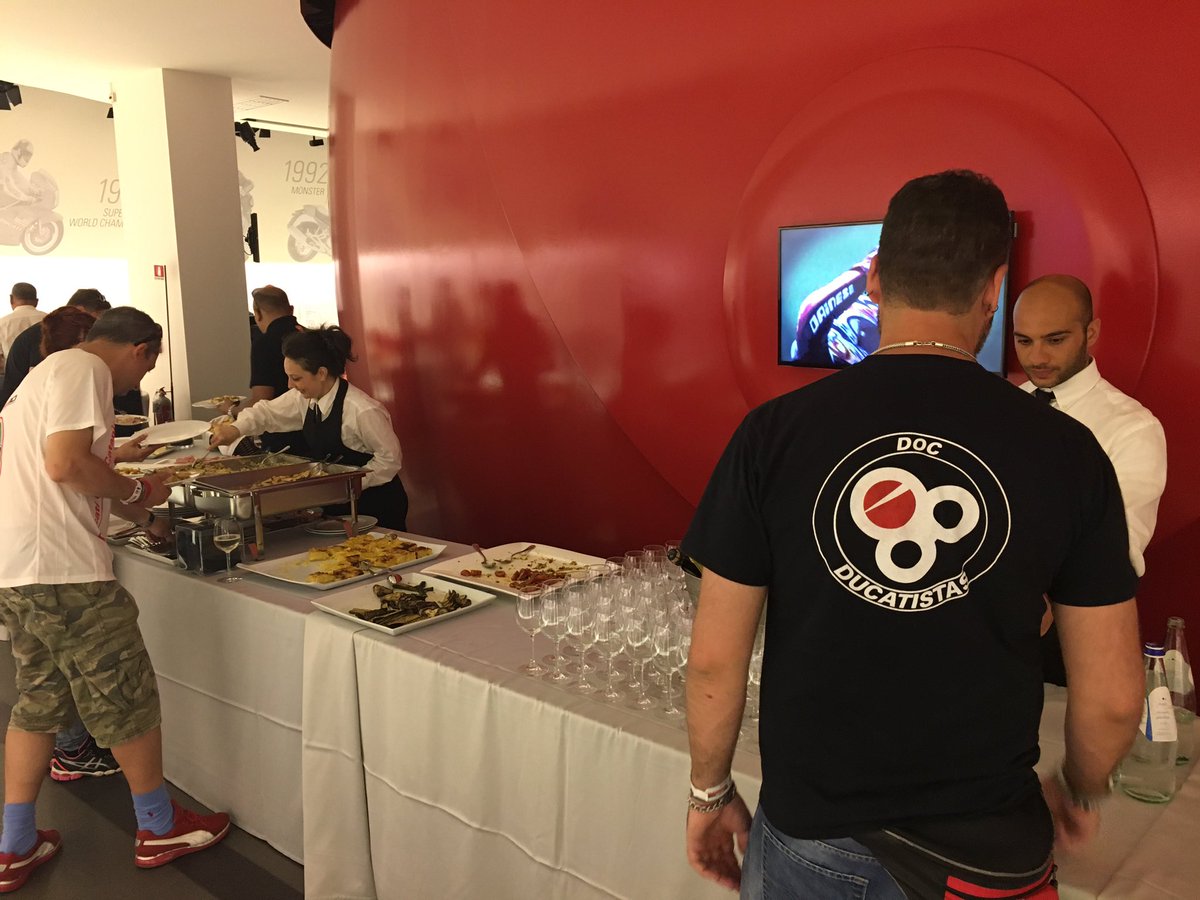 DucatiNoticias's tweet photo. Hoy estamos de aniversario ducatistas! 90 años de sueños desmodrómicos! Lo celebramos en el museo #90YearsOfDucati https://t.co/vVabTa4rjs