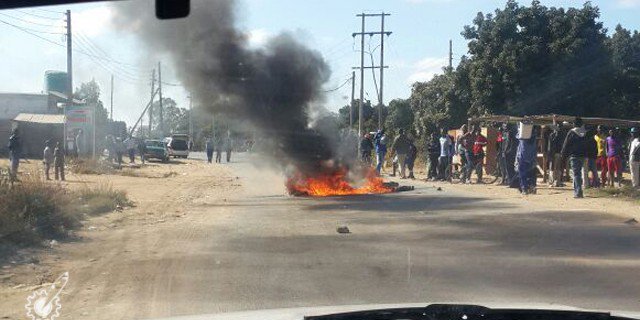 ZBCNewsonline's tweet photo. Kombi crews, police clash over roadblocks:  https://t.co/M2mniYweqG https://t.co/Af4293htse