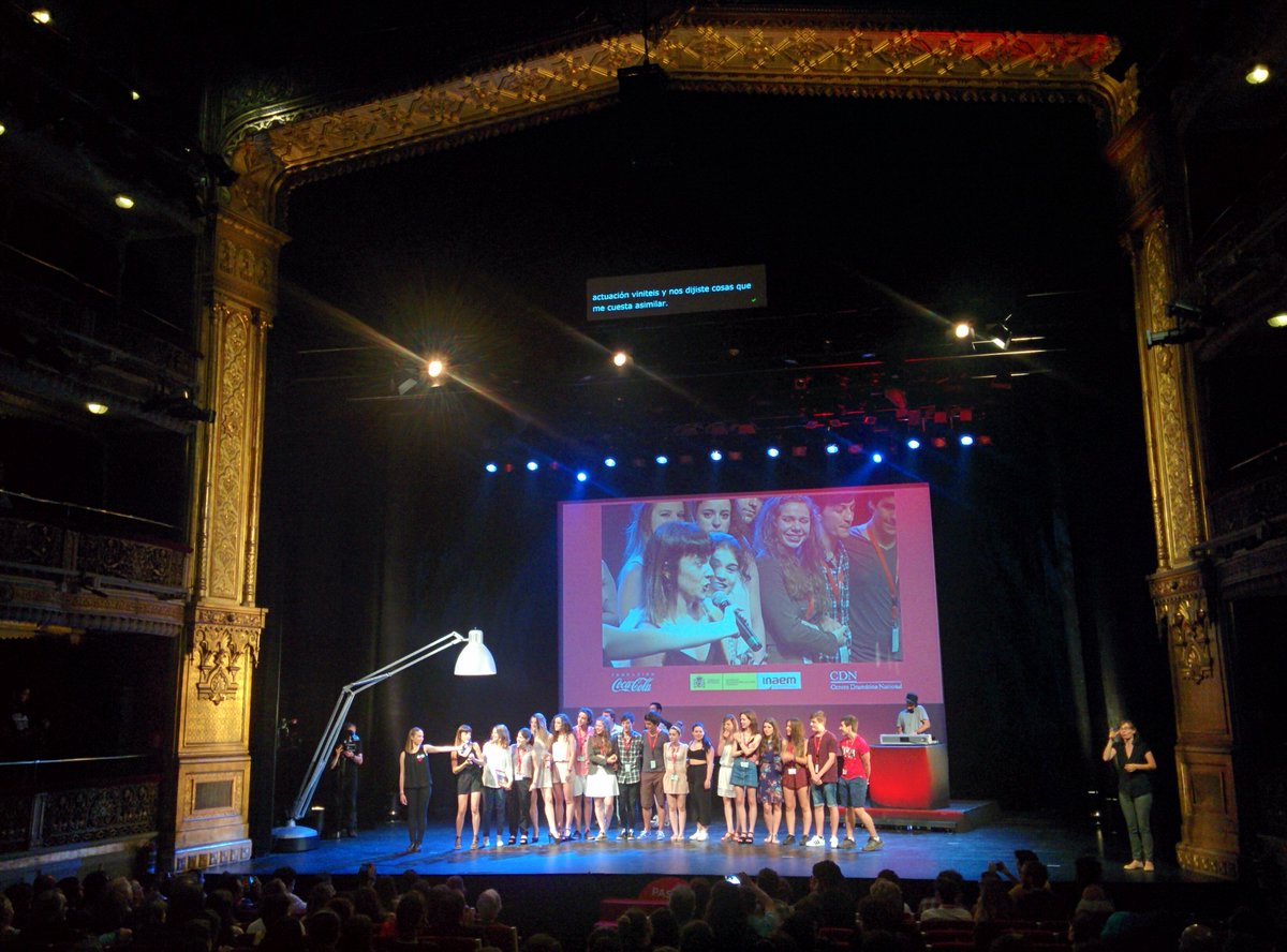 CocaColaCo_es's tweet image. 🔴 @c_otromundo gana el primer premio en la categoría no escolar por 'Azul'  #PremiosBuero de #TeatroJovenCocaCola