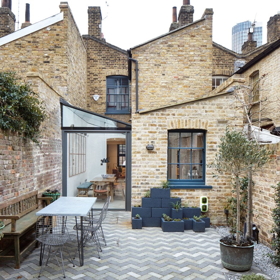 Glass-roofed extension added to terraced house in London: dezeen.com/2016/07/02/lam… #architecture
