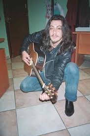 Uzun saçların, güzel sesin ve en önemlisi sevgi dolu bir kalbin vardı. seni unutmadık, unutmayacağız. #BarışAkarsu