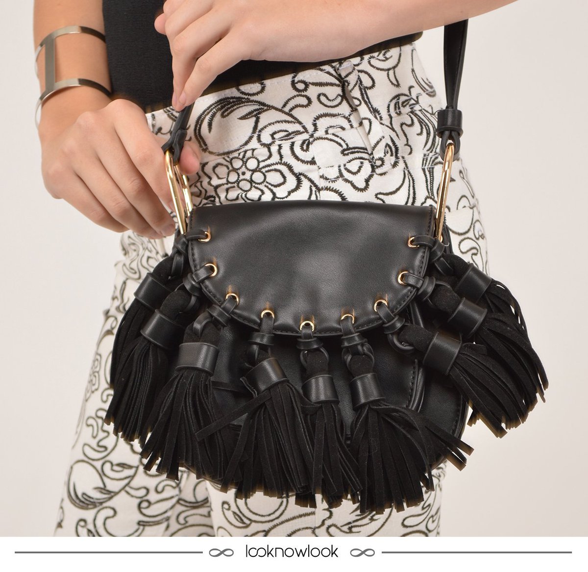 Looknowlook's tweet photo. Bolsa linda com franjas: https://t.co/7LIii8PkVI
#moda #look #detalhe #acessórios #bolsa #franjas #tendência #estilo https://t.co/N669QU8t5w