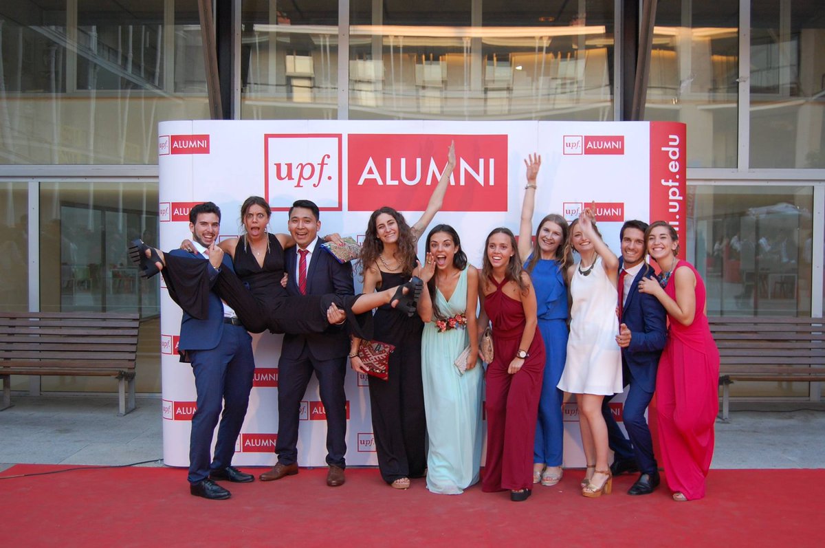 alumniUPF's tweet photo. Busca't i etiqueta't a les fotos de la #GraduacioUPF16! Les trobaràs al nostre Facebook: https://t.co/YRSzGaVsMz https://t.co/9VBVc5yEA7