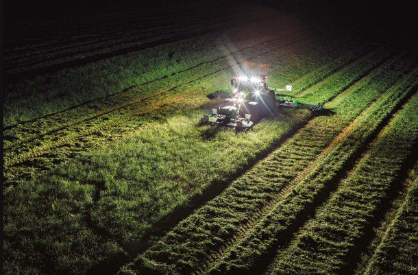 Soy_DePueblo's tweet photo. Tractoristas: Humanos de día, marcianos de noche #LaNocheNoEsSeria https://t.co/c0VXV6l6cP
