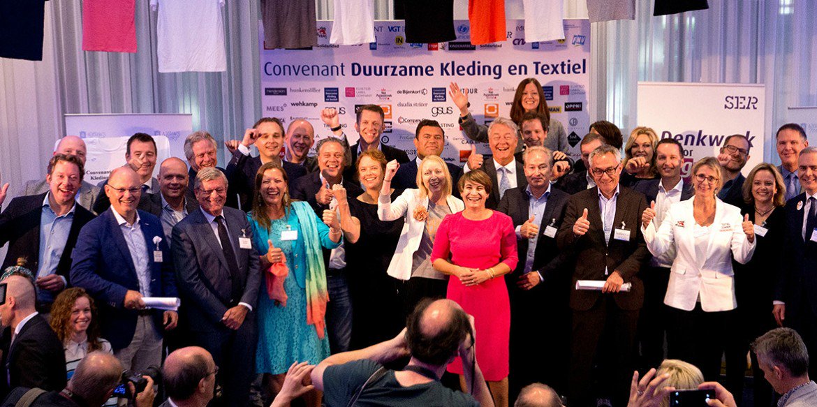 Hivos ondertekent vandaag het #kledingconvenant namens <a href="/stopchildlabour/">Stop Kinderarbeid</a> bit.ly/29jmGWK