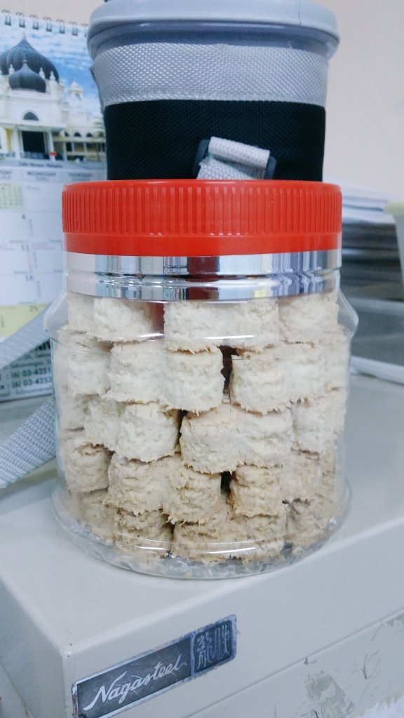 kobrakiddo's tweet photo. So my scary new boss is act a nice person aft all...She gave each of us a jar of biscuit for Raya haha #confusedmode https://t.co/oULOVukPt2