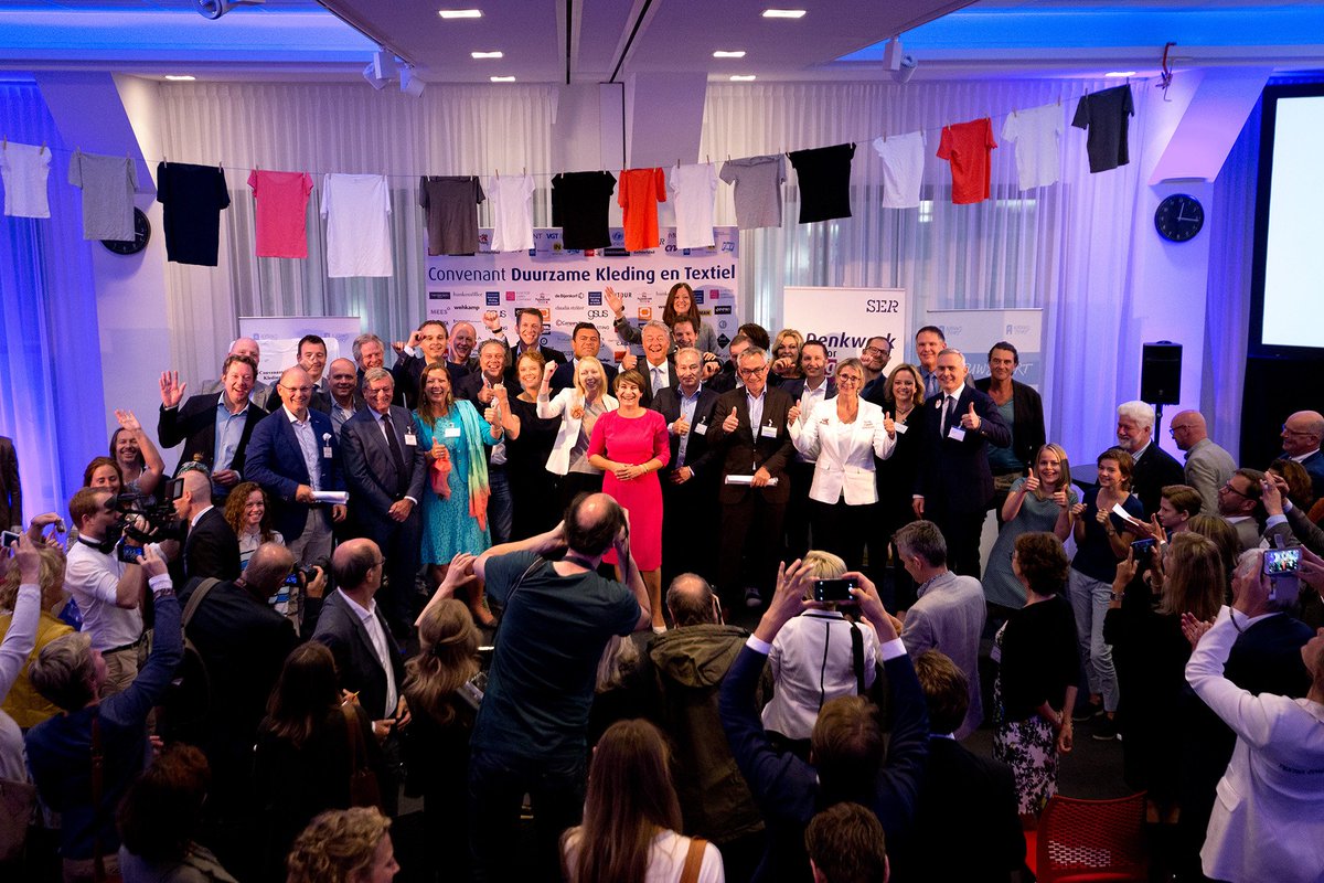 Stop Kinderarbeid tekende vandaag het IMVO convenant #duurzamekleding en textiel: bit.ly/29qLaAW