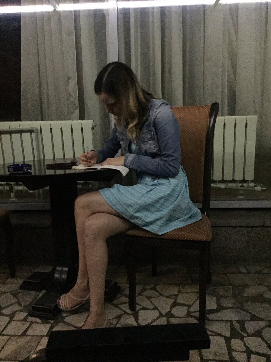 Lera_Boychenko's tweet photo. Сижу отзыв пишу в кофе хаусе, о том что у них много пауков и насекомых👿 https://t.co/BJ44cho2m3