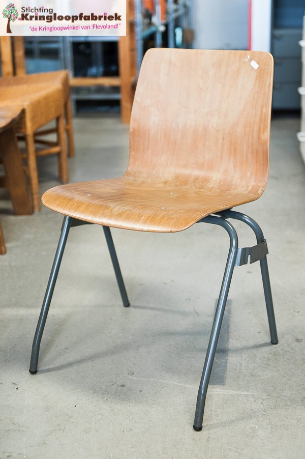 KringloopAlmere's tweet image. 6 gave schoolstoelen voor slechts €7,50 per stoel! Wie geeft ze een mooi plekje? tinyurl.com/htpssh3 #kringloop