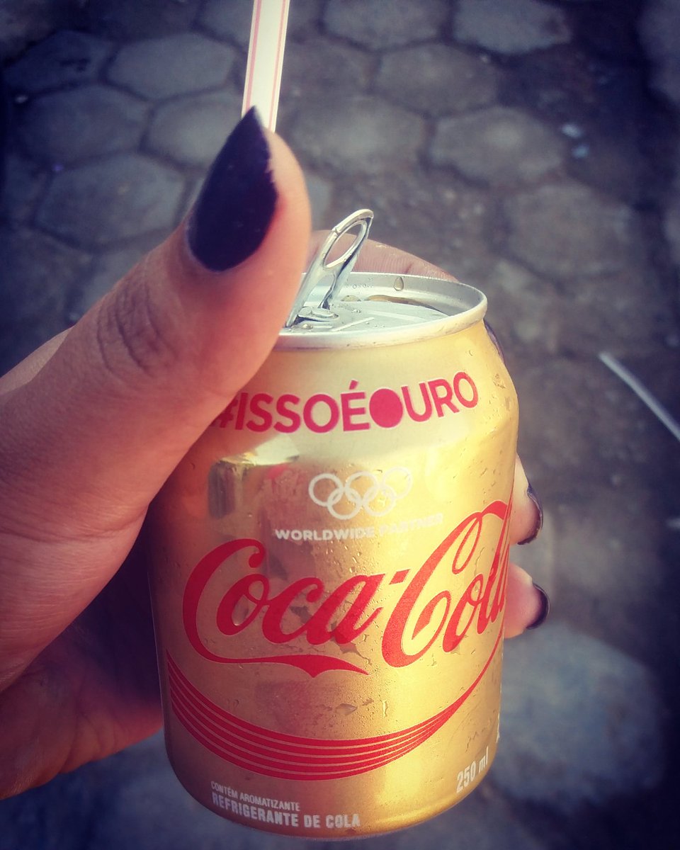 grazyele_N's tweet photo. #desce #cocacola #bomdiaa #commuita #ressaca #garçom #tras #combo #decoca #pfv #somente #hoje 😂😭 https://t.co/UyYqNb67AU