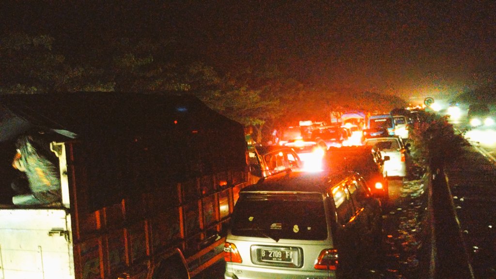 RadioElshinta's tweet photo. 19.48: RT @iwankecil :
Parkir massal di tol Kanci-Pejagan KM 240+600 #InfoMudik https://t.co/eKpshYhcaX