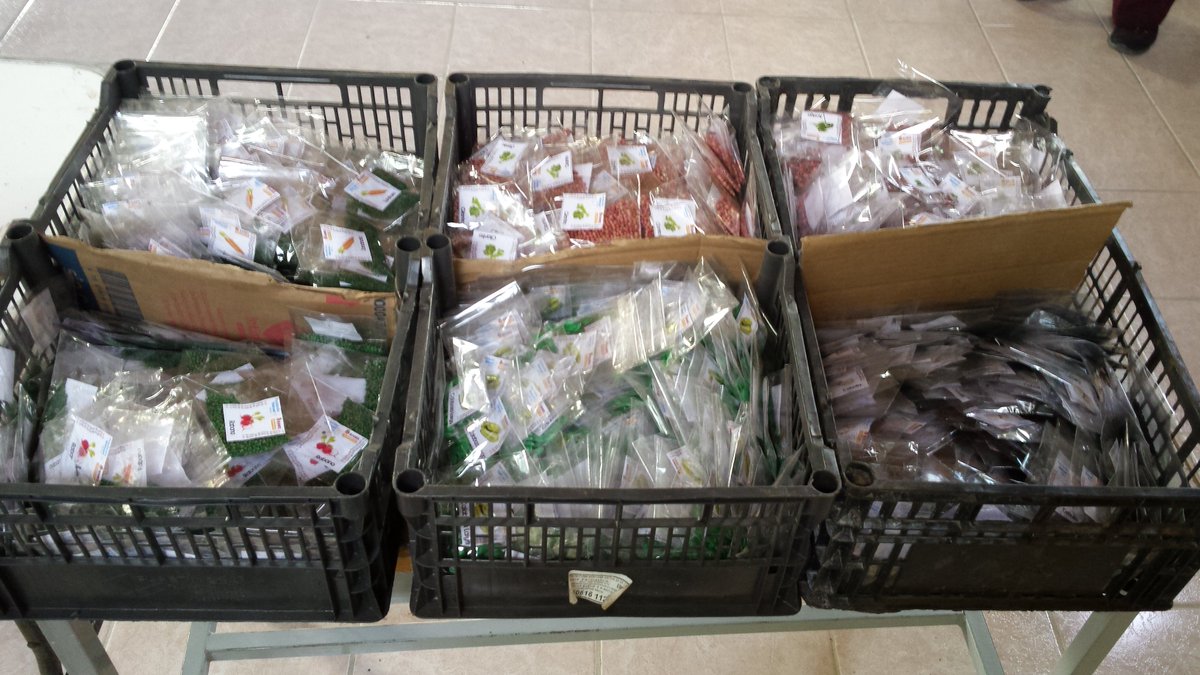 BamxTepatitlan's tweet photo. Ha empezado el taller de 300 huertos familiares y estamos agradecidos con Walmart por su gran ayuda. https://t.co/GNJ9M6d5R3