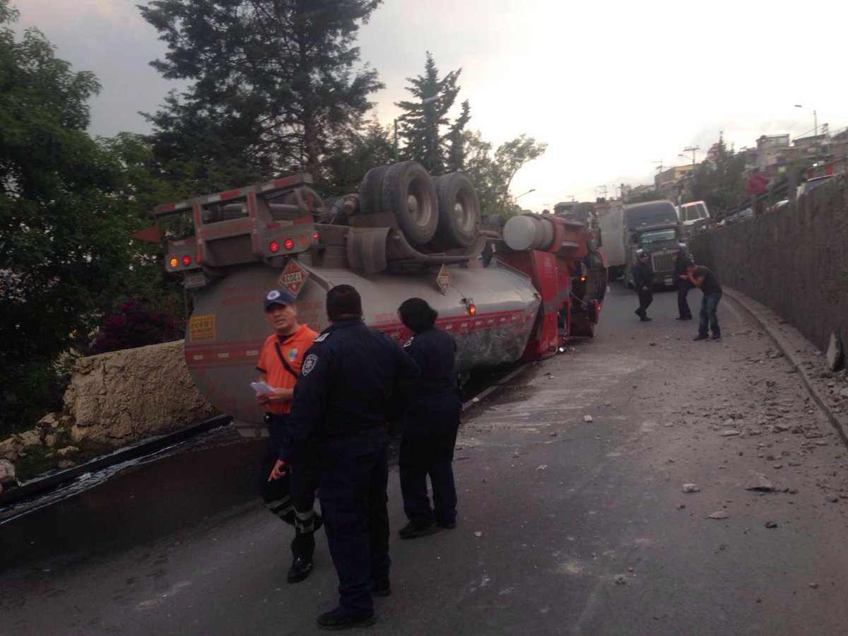 HUIX_2012's tweet photo. Pipa bloquea la Toluca Naucalpan https://t.co/sSybZQ85r1 https://t.co/oCKyuVdpJz”