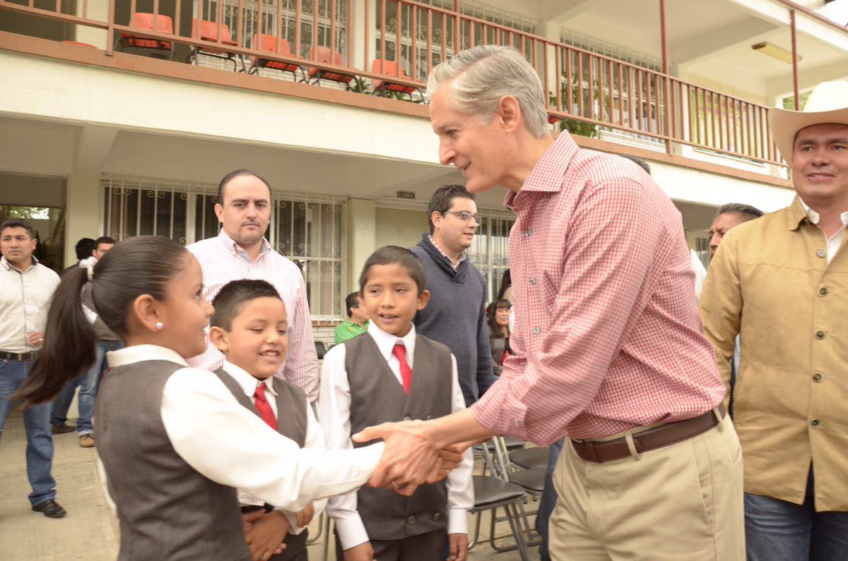 HUIX_2012's tweet photo. Alfredo Del Mazo y Edgar Castillo entregan apoyos en Jilotepec https://t.co/v1OWoFXxag https://t.co/jRe40ds0rb”