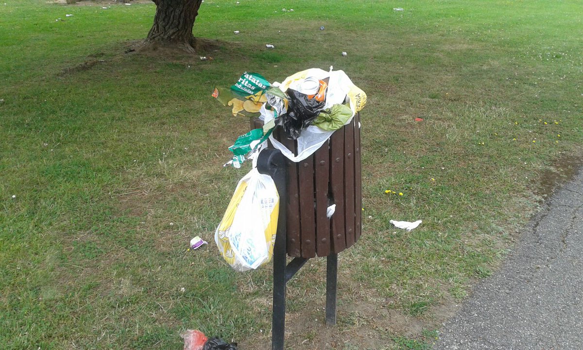 lsuarez89's tweet photo. .@OviedoTaboada confió en que se solucione, ya hace más de 8 días que no se limpia este parque. cc: @aytoviedo https://t.co/ESB6Kcazi1
