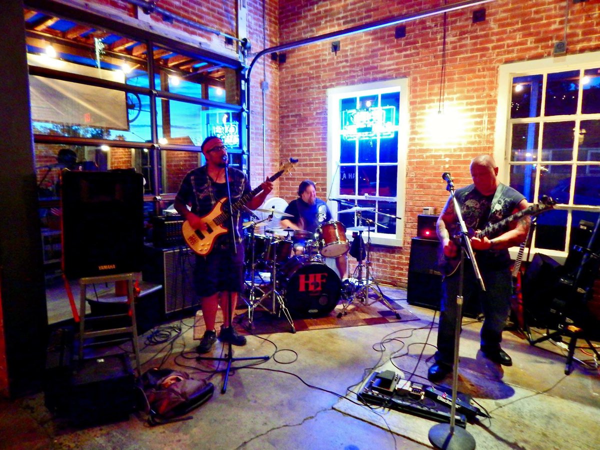 ProjectH2F's tweet photo. Getting ' it at No Name Bar in #sheridanwy #hatetofeel #coverband #RockingMondays https://t.co/eIyuCtxBtB