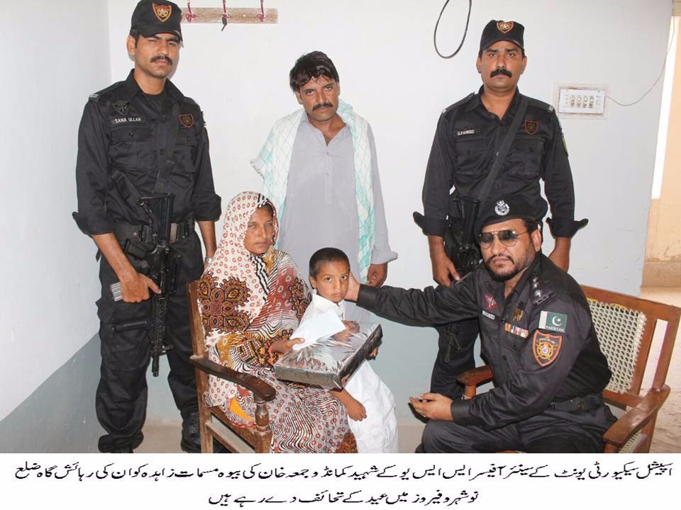 ipasindhpolice's tweet photo. SSU Sindh Police distributed eid gifts among the families of 28 martyred commandos of SSU at their residences. https://t.co/fZlr9hBush