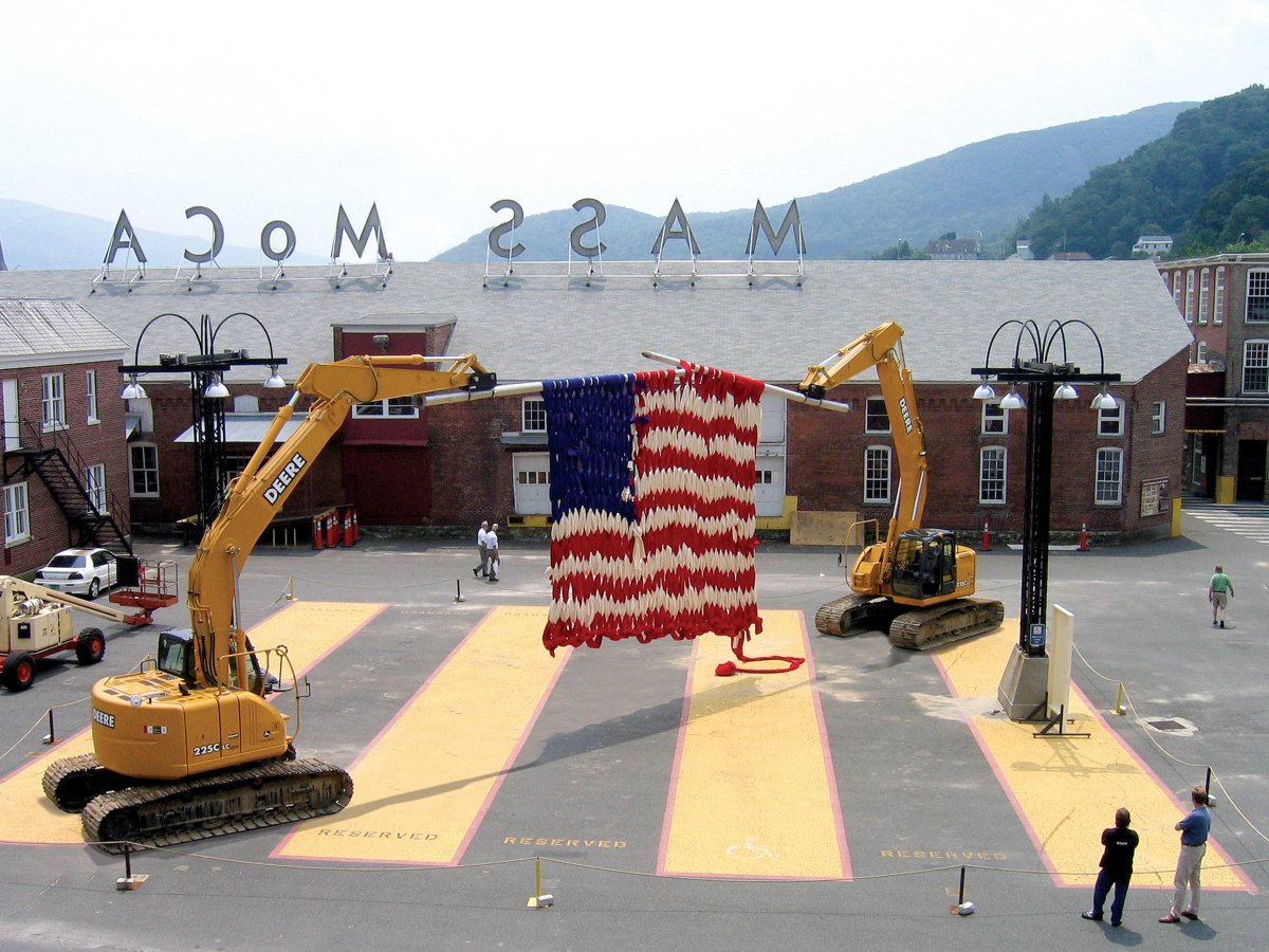 unmadeworks's tweet photo. #Happy4thofJuly! Here's a huge knitting machine knitting up the stars and stripes: https://t.co/PKRVkhepag https://t.co/GrNm1mnh4Q