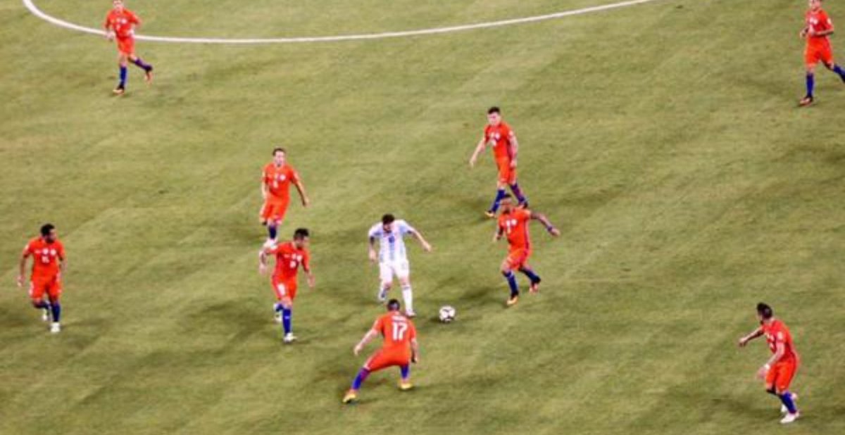 OPetinatti's tweet photo. Aseguran que Messi vuelve a la Selección. Ahora hay que encontrar a los otros 10 que la abandonaron en pleno partido https://t.co/Lr2EKWmAWr