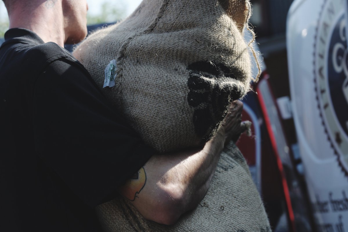 italian_aroma's tweet photo. Every week we hand roast and hand deliver 6 tonnes of the finest Italian coffee beans #DesignerCoffee #HandRoasted https://t.co/gH6h1TgGQ2
