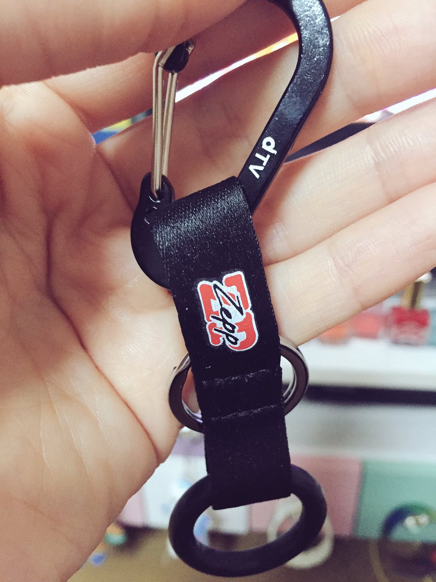 雨夜 Zeppで渡されたこれ 使い道がわからん ライブに使うのかな ペットボトルホルダーと思ったけどはまらんかった