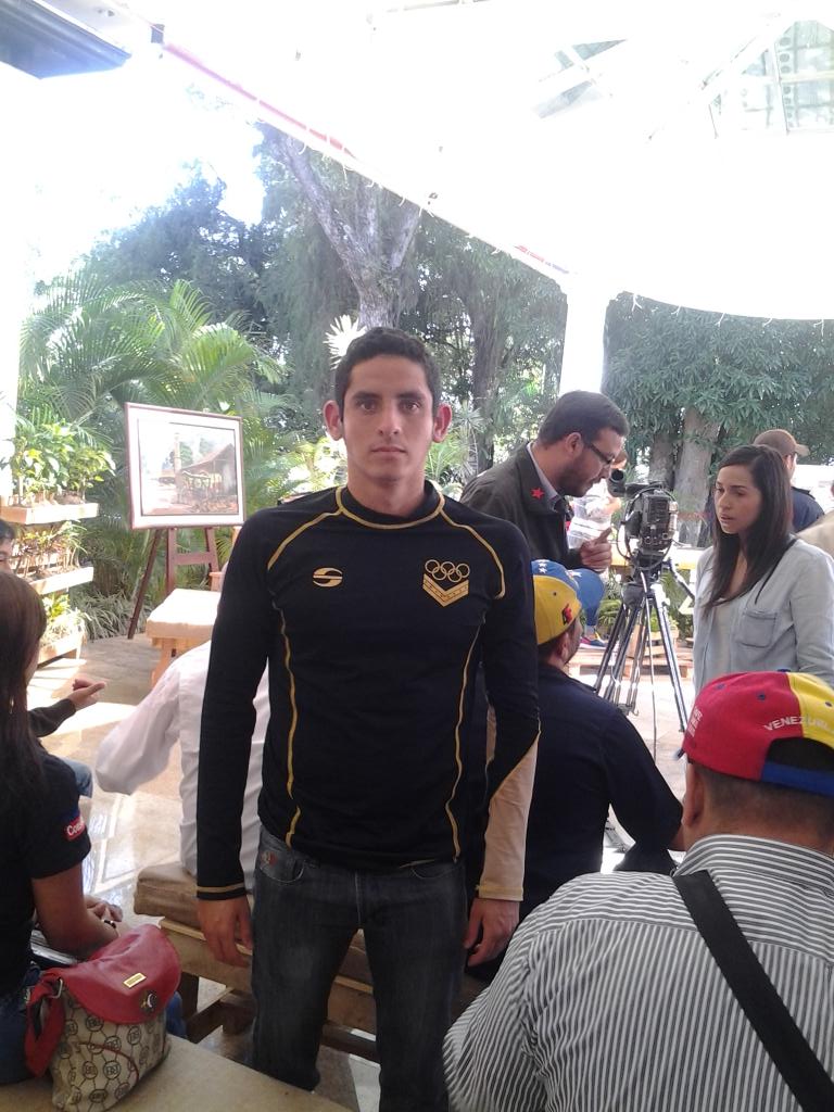 Nstro. Atleta <a href="/diegovera_21/">Diego Vera</a> aguas abiertas nos acompaña hoy en #VielmaMoraConstruye92 reconocimient Heroe Deportivo