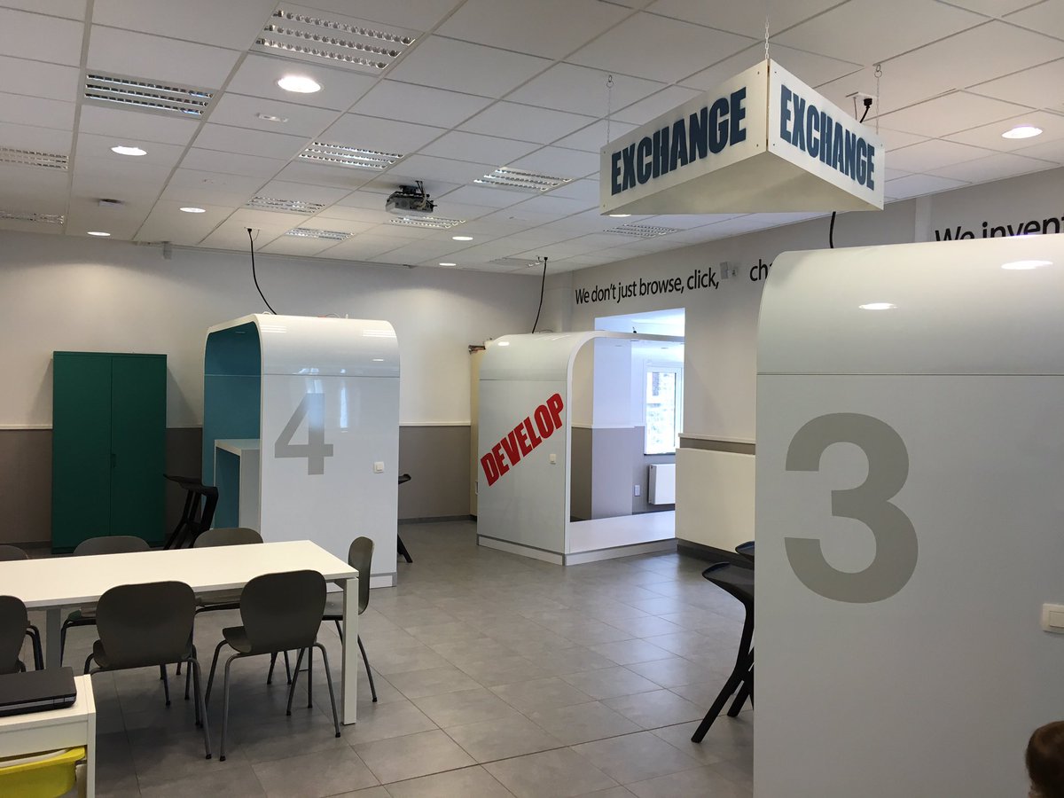 XG_lp2i's tweet image. Avec @wimbarbaix de @Barco au #lab210 du #rhizo lyceum #fcl_fr solutions collaboratives en situation👌🏻