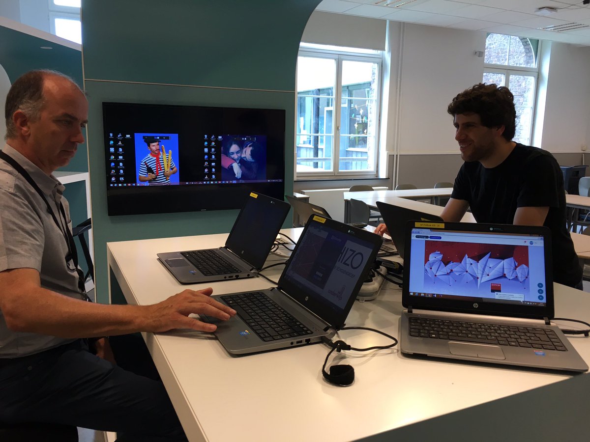 XG_lp2i's tweet image. Avec @wimbarbaix de @Barco au #lab210 du #rhizo lyceum #fcl_fr solutions collaboratives en situation👌🏻