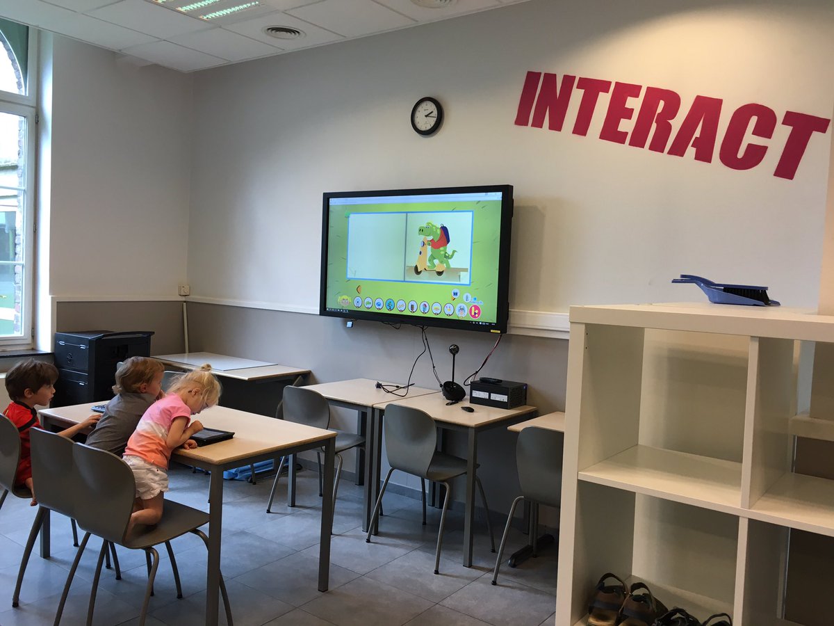 XG_lp2i's tweet image. Avec @wimbarbaix de @Barco au #lab210 du #rhizo lyceum #fcl_fr solutions collaboratives en situation👌🏻