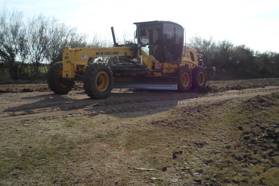 dpventrerios's tweet photo. #ZonalParana limpieza y marcacion de banquinas, distribucion, compactacion de suelo calcareo y riego en #RPNº20 https://t.co/8h6hFO4UMY