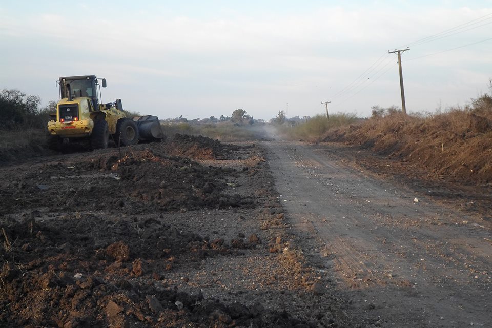 dpventrerios's tweet photo. #ZonalParana limpieza y marcacion de banquinas, distribucion, compactacion de suelo calcareo y riego en #RPNº20 https://t.co/8h6hFO4UMY