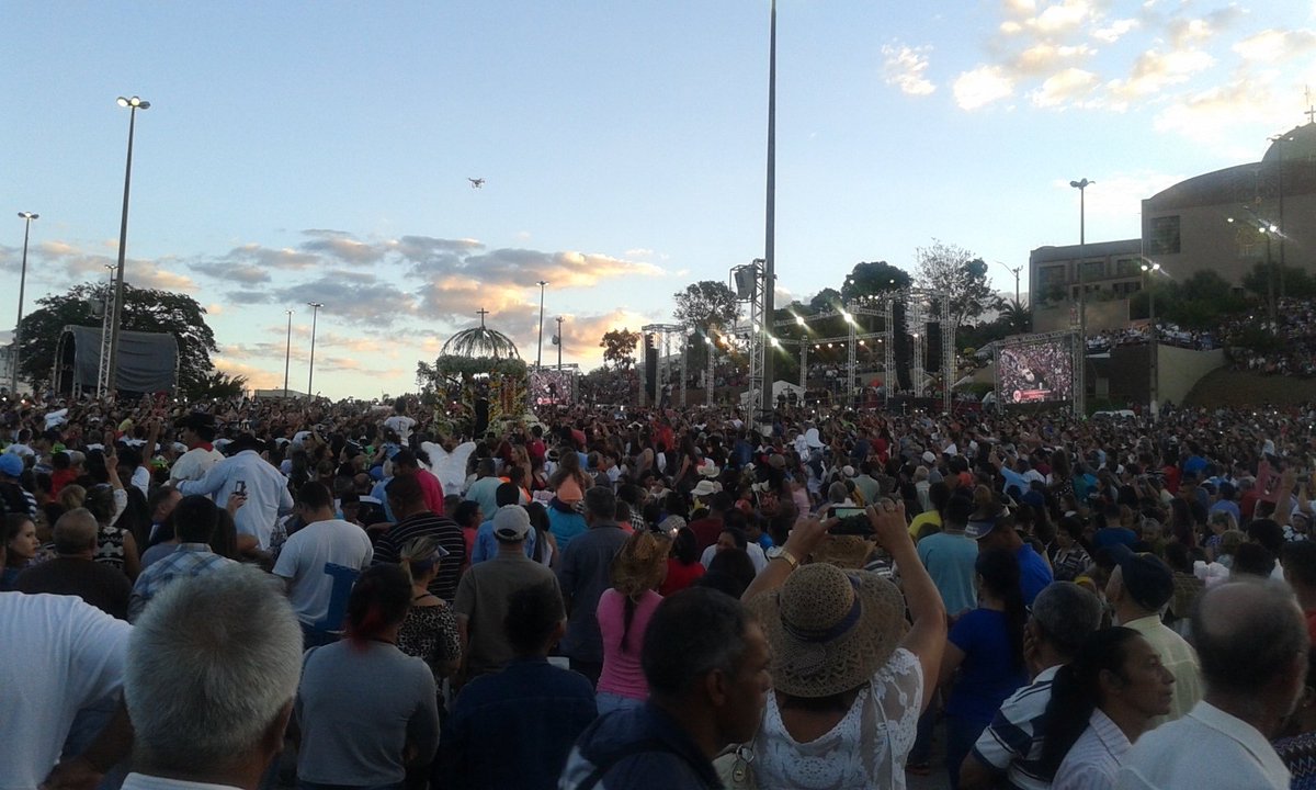 svieiracosta's tweet photo. Chegando agora na Praça D. Antônio, a imagem da Santíssima Trindade, no encerramento da #Romaria2016, Trindade/GO. https://t.co/vYOV8JmquQ