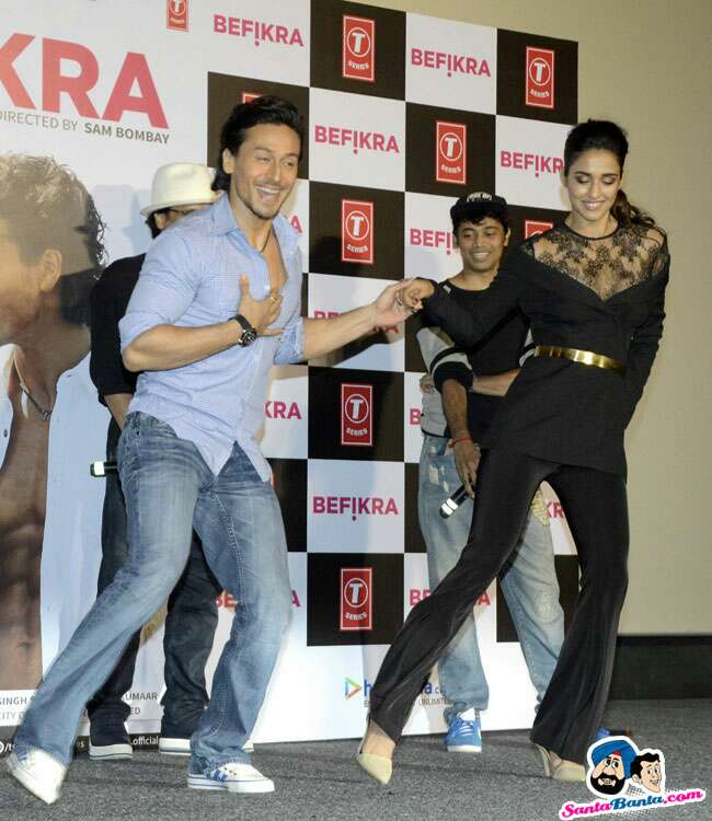 BollywoodStuff's tweet photo. @iTIGERSHROFF &amp; @DishPatani https://t.co/qMq18JadcM