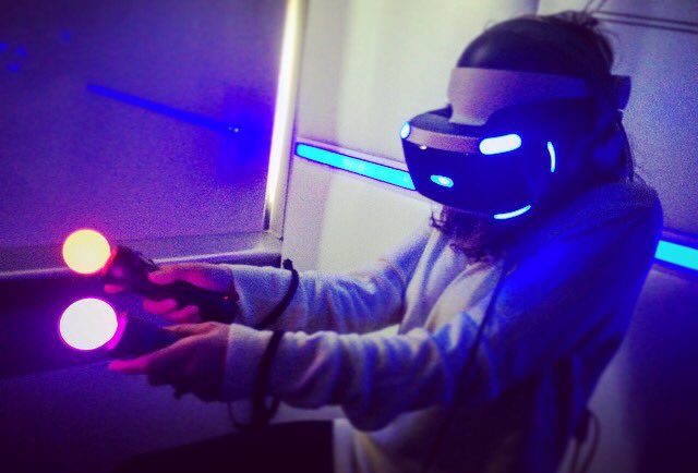 JulienChieze's tweet photo. Dans un jeu #PlayStationVR @carolequintaine a poussé le cri le + strident de sa vie ! Génération crise cardiaque 👻 https://t.co/cPReZIV61J