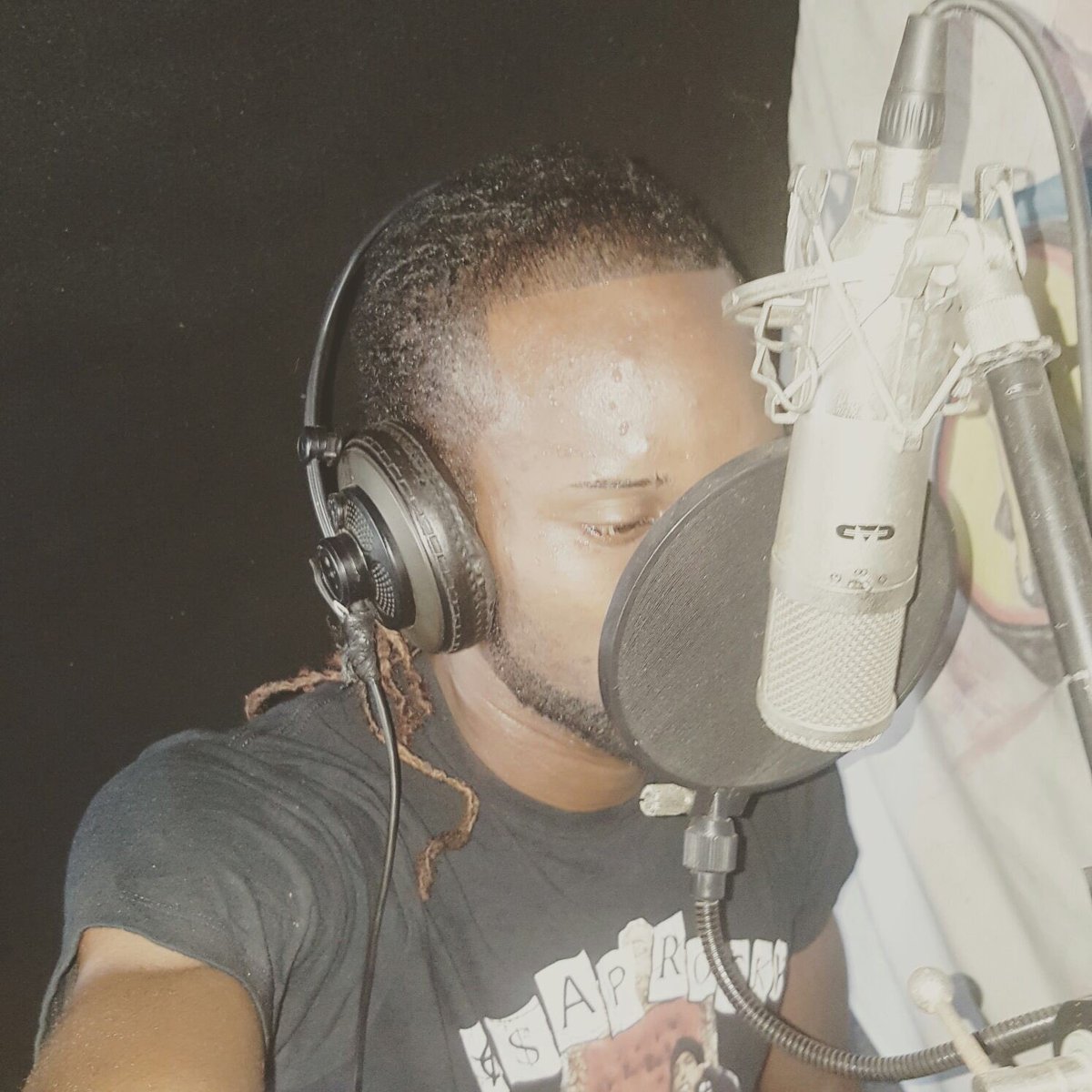 I woke up in studio this morning, am tired but 
I naah complain if you want good yo nose afi run #momyjackie words.
