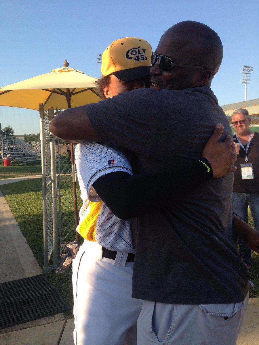 djporter42's tweet photo. The moment you get reminded why you're chasing your dream so hard.  Probably the best surprise ever🖐🏾 https://t.co/sfH6S0PO21