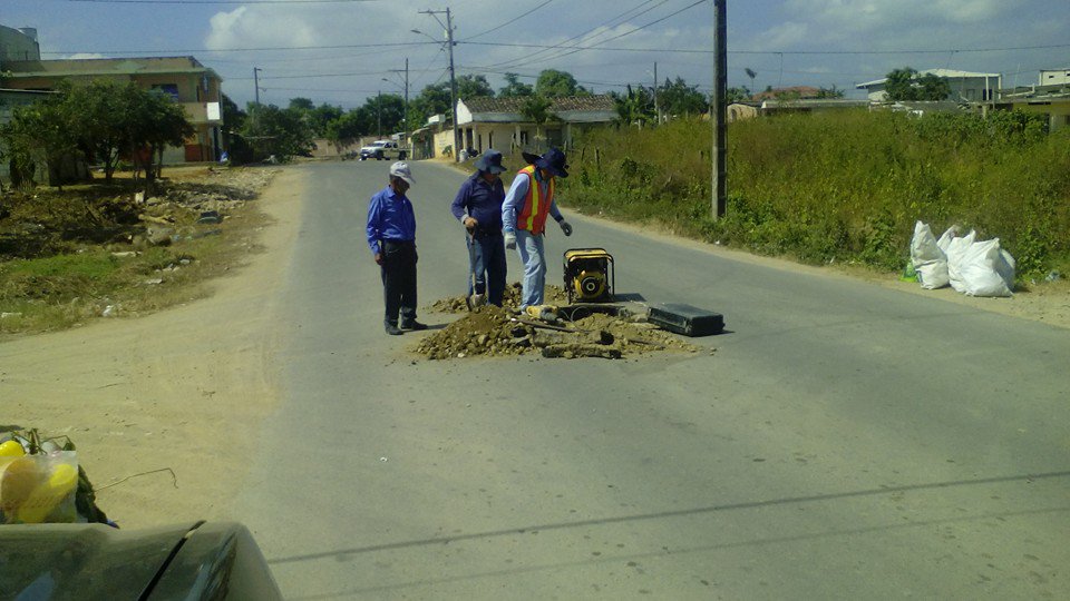 EMAPASREP's tweet photo. #EMAPASR Alza niveles de colectores principales en la C/15 de Noviembre y Marita Gavilanes, Nuevo Sta Rosa. https://t.co/mpoLo5BpqZ