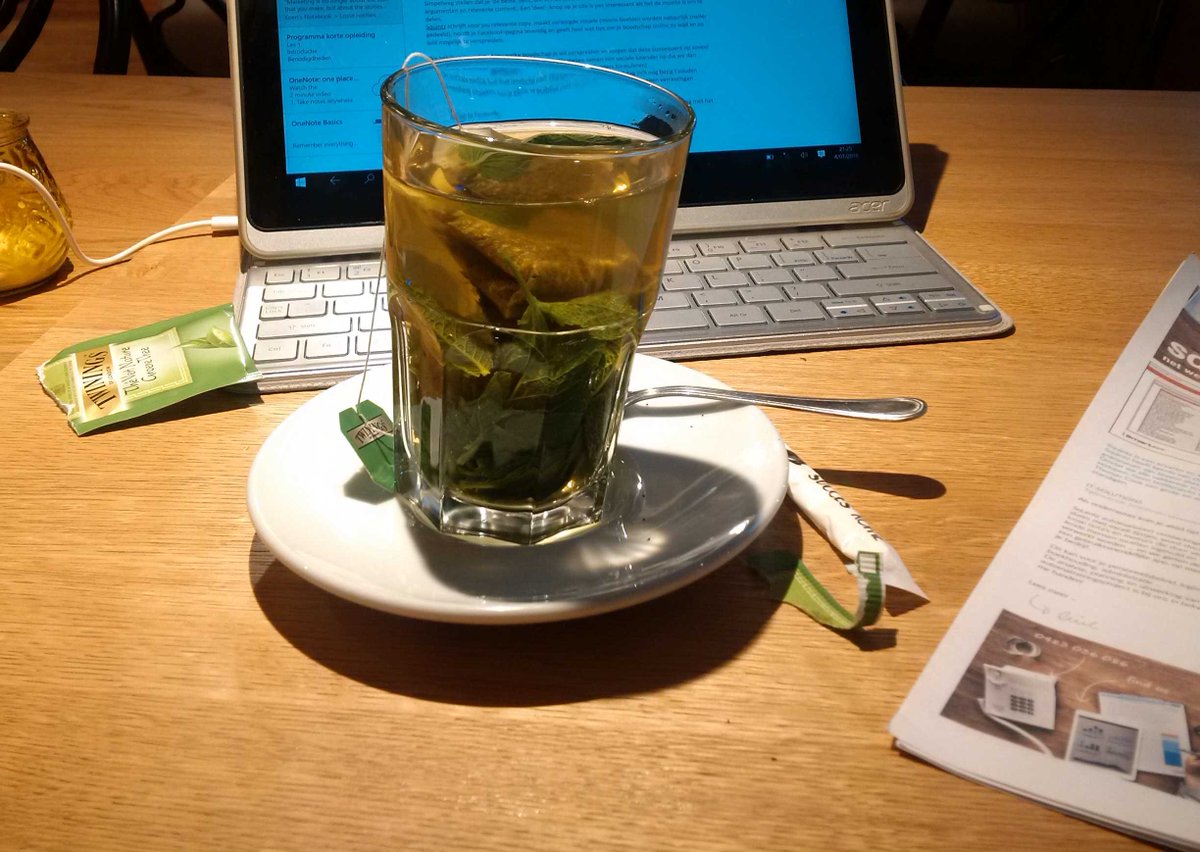 CestMoiMarian's tweet image. I'm always at work... deze keer met zicht op een scheve kop muntthee. #workmodus
